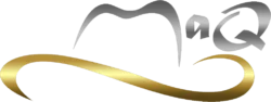 Logo de MaQ Hats con diseño elegante: sombrero minimalista en plateado y trazo infinito dorado que simboliza artesanía y exclusividad
